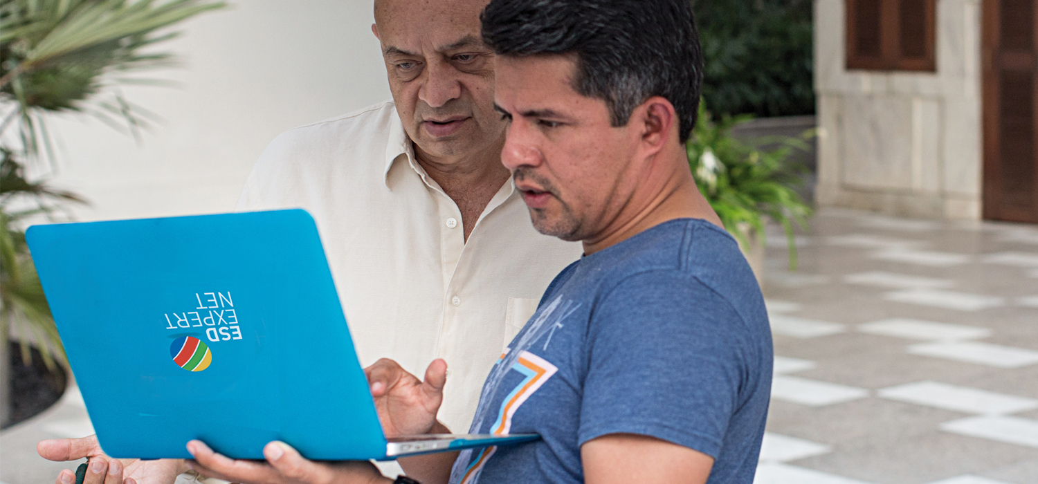 Mann mit Notebook